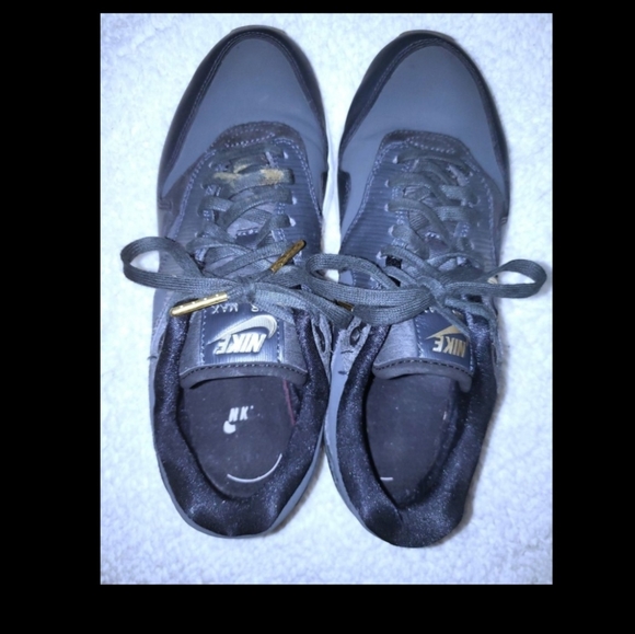 Nike Shoes - 🔥FINAL PRICE🔥HP9-10-20🔥WOMENS NIKE AIR MAX NAVY BLUE AND WHITE SIZE 8